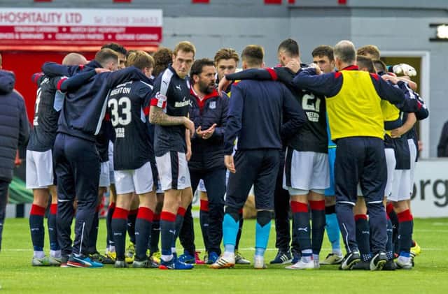 Dundee manager Paul Hartley takes his players into a huddle at full time. Picture: Sammy Turner/SNS Group