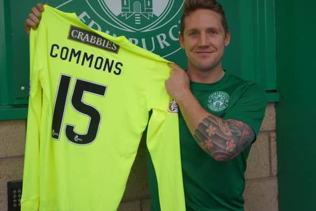 Kris Commons has signed for Hibs on an emergency loan deal.