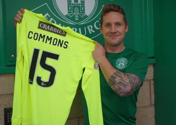 Kris Commons has signed for Hibs on an emergency loan deal.