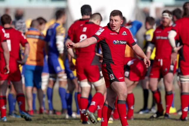 Edinburgh fly-half Duncan Weir calls a move down the backline.
Picture: Roberto Bregani/Fotosport