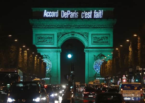 Teachdaireachd dhochasach ga sealltainn air Arc de Triomphe ann am Paris nuair a chaidh gabhail ris an aonta an-toiseach.