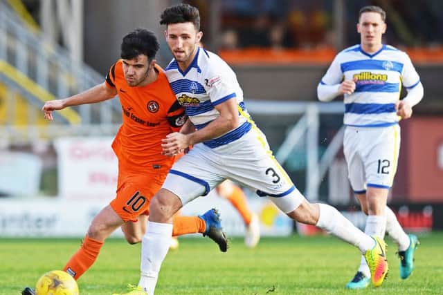 Mortons Ricki Lamie tries to nudge Dundee Uniteds Scott Fraser off the ball at Tannadice.  Picture: Sammy Turner/SNS