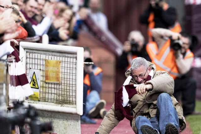 11/03/17 LADBROKES PREMIERSHIP
HEARTS V HAMILTON
TYNECASTLE - EDINBURGH
A Hearts fan takes a tumble