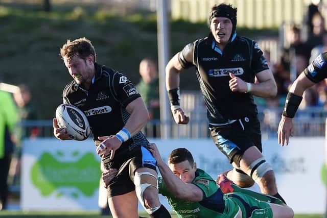 Peter Horne gets away from Connachts Tiernan OHalloran as Tim Swinson looks on. Picture: SNS/SRU