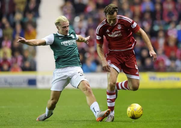 Hibernian's Jason Cummings (left) challenges Andrew Considine during the last meeting between the sides in 2015. Picture: SNS