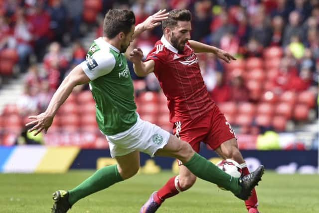 Hibs' Darren McGregor (left) closes down Aberdeen's Graeme Shinnie. Pic: SNS/Rob Casey