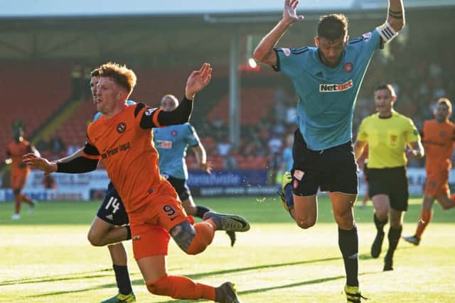 Simon Murray dives after tangling with Massimo Donati. Picture: SNS.