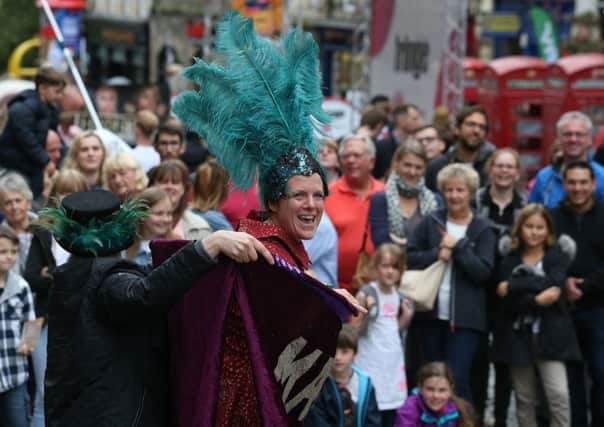Street performer Able Mable during her act on the Royal Mile in Edinburgh, as the main festival season officially gets under way in a landmark year in the cultural life of the city. PRESS ASSOCIATION Photo. Picture date: Friday August 4, 2017. See PA story ARTS Festival. Photo credit should read: Andrew Milligan/PA Wire