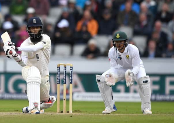 Moeen Ali hits out on his way to an unbeaten 67, watched by South Africa wicketkeeper Quinton de Kock. Picture: Getty.
