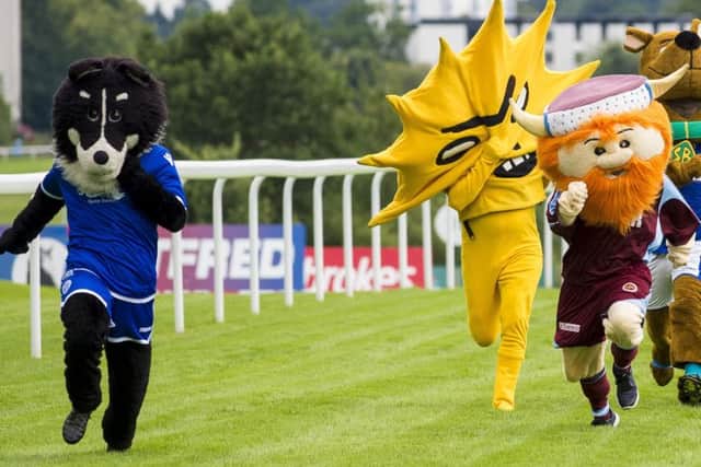 Dougie the Doonhamer sprints ahead of the field with Kingsley in a menacing mood. Picture: SNS/Bill Murray