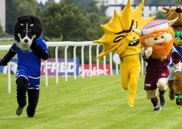 Dougie the Doonhamer sprints ahead of the field with Kingsley in a menacing mood. Picture: SNS/Bill Murray