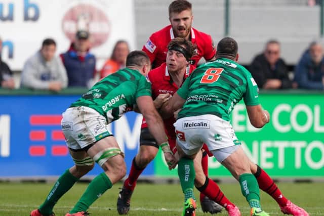 Hamish Watson is blocked by Benettons Abraham Steyn and Robert Barbieri during Edinburghs 24-13 victory. PICTURE: Fotosport.