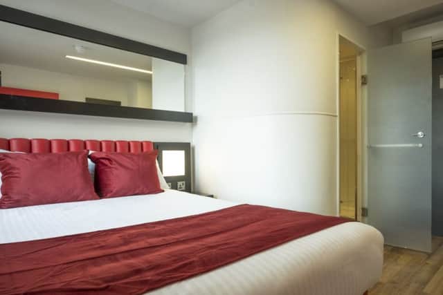 The bedrooms have clean lines and a contemporary design with luxurious beds from Hypnos that guarantee a great sleep.
