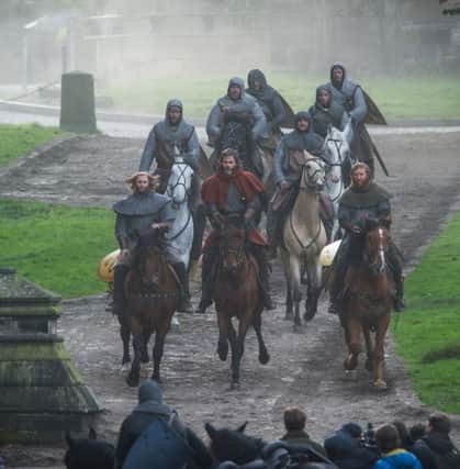 Outlaw King tells a tale of Robert the Bruce during the Wars of Independence