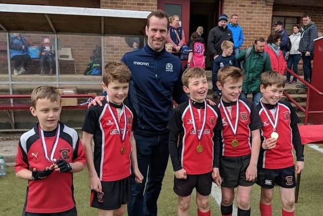 Linlithgow Rugby Club's Wee Reds P5 Minis received their medals from Scotland legend Chris Paterson.
