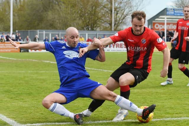 Cove Rangers Paul McManus tackles Cowdenbeaths Jamie Pyper. Picture: SNS.