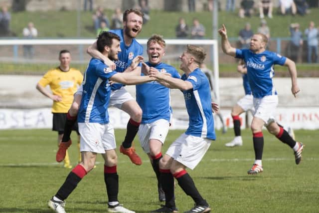 Cowdenbeath's Brad Smith celebrates his goal with his teammates. Picture: SNS/Ross Parker