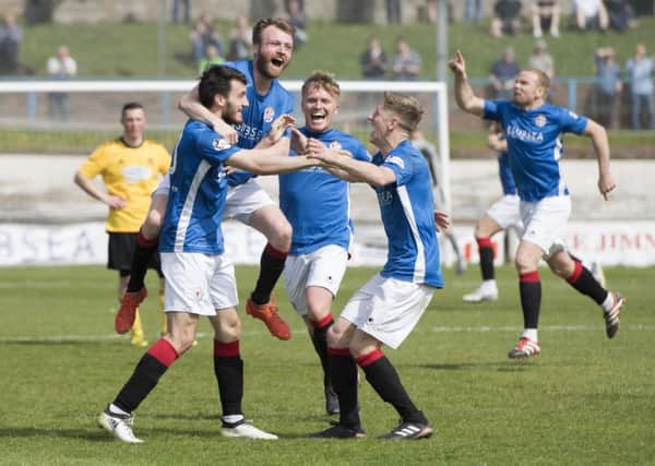 Cowdenbeath's Brad Smith celebrates his goal with his teammates. Picture: SNS/Ross Parker
