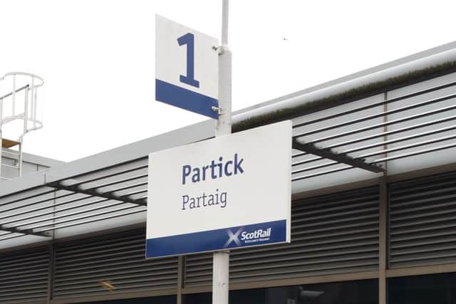 A dual-lingual platform sign at Partick in Glasgow