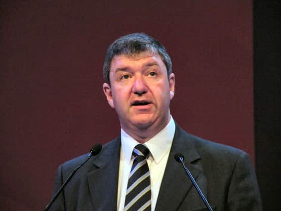 Former Scottish secretary Alistair Carmichael has called on the Scottish Government to pause the roll-out of Universal Credit