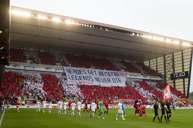 Aberdeen fans produced a spectacular tribute to former player Neale Cooper. Picture: SNS/Craig Foy