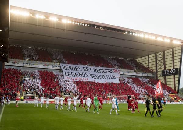 Aberdeen fans produced a spectacular tribute to former player Neale Cooper. Picture: SNS/Craig Foy