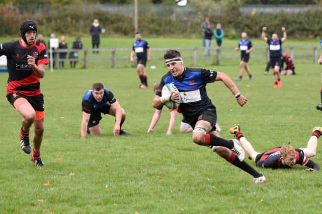 Cal Thomson on his way to one of his three tries for Linlithgow. (pic by Graham Black)