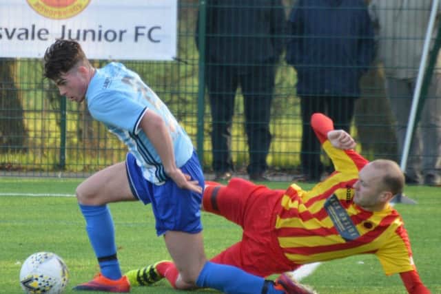 Kirk Forbes of Rossvale challenges an Arthurlie opponent (pic by HT Photography/@dibsy_)