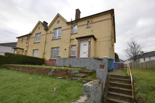 Offers over GBP 70,000. Lower cottage in the Pollok area to the south of Scotlands biggest city, this property stands out with its fully-enclosed garden and three bedrooms at an amazingly low price.