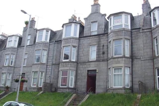 GBP 68,000. Spacious flat with two double bedrooms on Victoria Road on the Torry side of the Dee, but not too far from the centre of the Granite City itself.