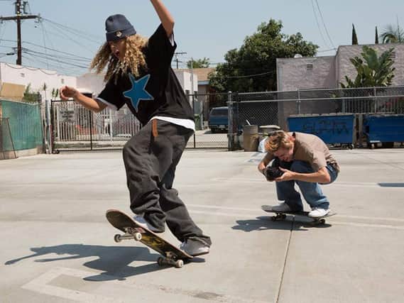 mid90s is the directorial debut from Jonah Hill, and tells the coming-of-age story of a young LA kid who falls in with a pack of teenage skateboarders