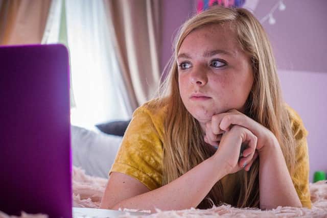Eighth Grade tells the story of a young girl making the fraught transition into an American high school