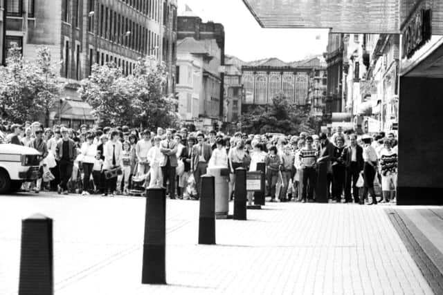 Glasgow crowds and shoppers stand well back as the bomb disposal squad dealt with what proved to be a hoax.