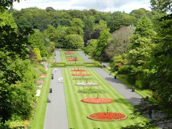 Arguably the city's most famous park, it's popular for its floral displays and fountain.