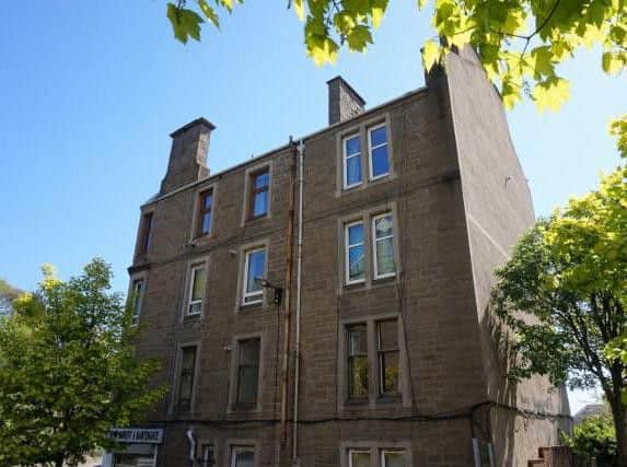 This one bed flat is close to Dundee city centre and is on the market for a bargain fixed price of GBP48,000.