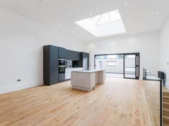 This renovated duplex townhouse conversion which boasts a roof terrace, wine cellar and designer kitchen, and is within walking distance of the Finnieston is on the market for a fixed price of GBP625,000.