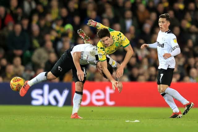 Timm Klose competes with Jack Marriott during a Sky Bet Championship match between Norwich and Derby. Picture: Getty Imatges