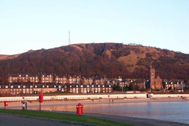 This sand and rock beach is to the east of Burntisland and overlooks the Firth of Forth.