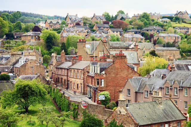 Melrose is located next to Eildon Hills, it's triple peaks being one of the most distinctive landmarks in the Scottish Borders. A casket believed to hold the heart of Robert the Bruce was marked by a commemorative stone tablet.