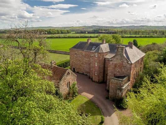 Monkton House is six miles from Edinburgh city centre in East Lothian,and has extensive private gardens.