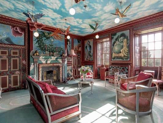The Chinese-style drawing room is adorned with dragon wall paintings and a ceiling fresco