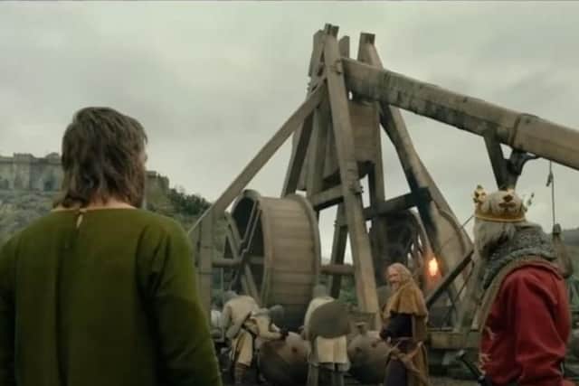 A scene from Outlaw King showing the giant trebuchet Warwolf.