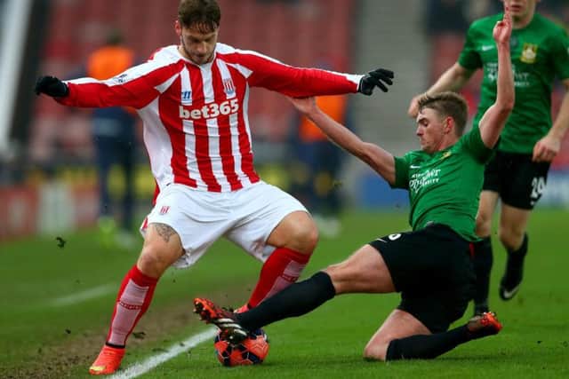 Hamilton Accies have moved to sign left-back Johnny Hunt from League Two side Stevenage.