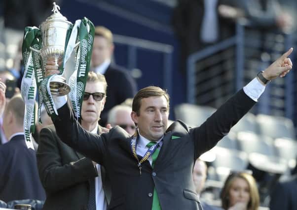 Alan Stubbs lifts the Scottish Cup after Hibs win over Rangers in 2016.