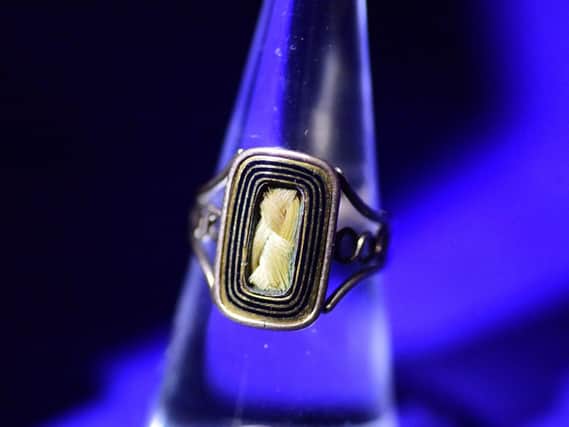 The ring contains a lock of hair of Jacobite lieutenant-general James Drummond, 3rd Duke of Perth, who fled after Culloden and died on a ship to France.