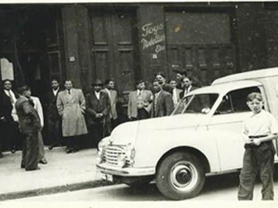 Pedlars gathered outside the Tanda & Ashraf warehouse, 23 Nicholson Street, Gorbals, Glasgow  1953. PIC: Colourful Heritage.