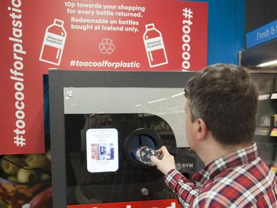 Bottle deposit return schemes could vastly reduce carbon emissions according to a new report.