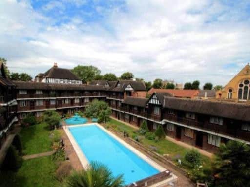 This delightful studio apartment boasts access to a residents' only swimming pool. communal grounds and a resident porter. Wonderfully decorated, the flat features a good sized studio room and modern kitchen. 900 pcm