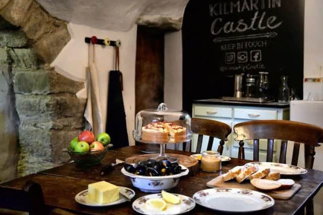 Guests can enjoy breakfast at the kitchen table.