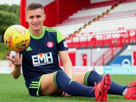 Accies should be commended for going for trying something but the luminous green isn't the nicest, especially the block on the shoulder and upper arm. Good for running in the dark.